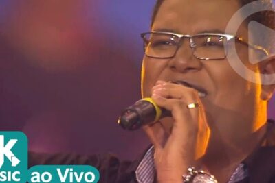 Close-up of a male singer holding a microphone during a live stage performance, viver imagem 2.
