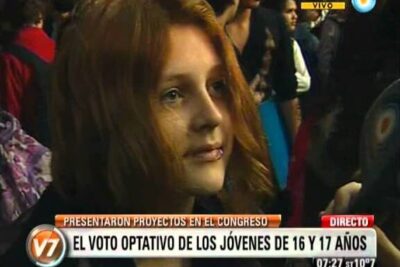 Young person interviewed in a live broadcast about voto optativo 2 and optional voting for 16 and 17-year-olds.